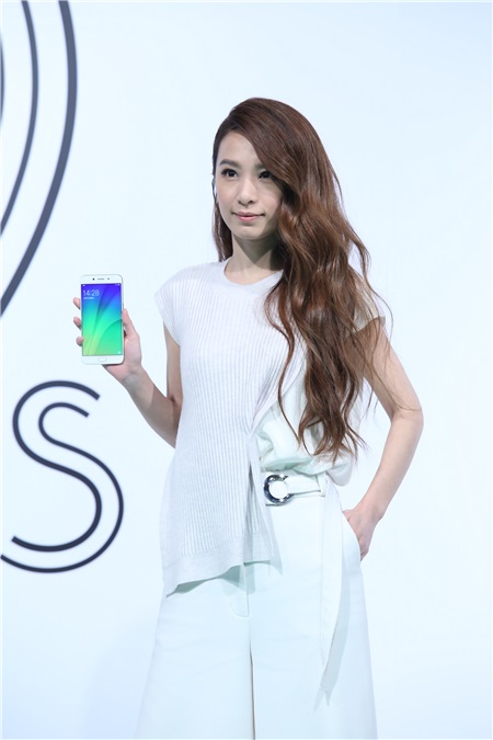 田馥甄出席手机发布会活动