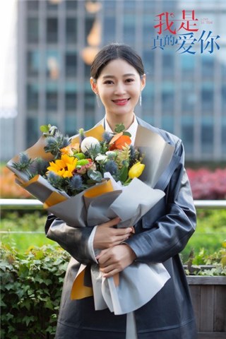 王媛可新剧杀青 本色出演“职场妈妈”气场全开
