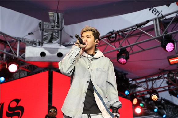 吴亦凡献唱级碗Super Bowl LIVE舞台 成首位登场华人