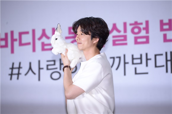 孔刘不只脸帅心更美 温暖笑容攻占粉丝心