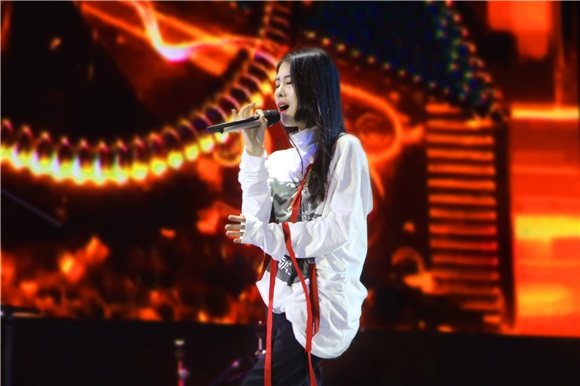 张碧晨鄂尔多斯激情开唱 劲歌热曲嗨翻全场