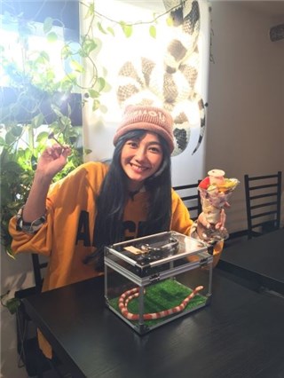 女星与爬虫类喝咖啡 淡定让蛇缠绕