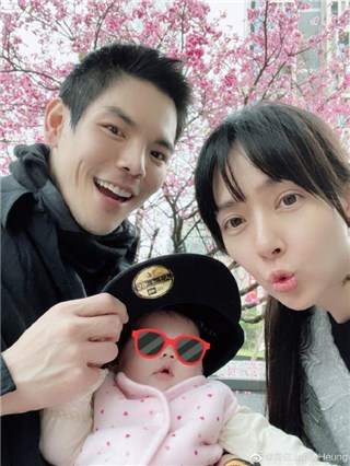 向佐、郭碧婷携 小奶皇 一家五口甜蜜出街 网友揪小细节被闪瞎