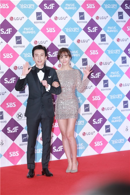 男团EXO、Seventeen、CNBLUE等亮相2016SBS歌谣大战红毯仪式