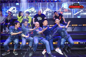 杨迪与自己的战队成员