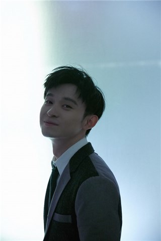 董子健时尚写真曝光 逆光侧颜散发成熟气质