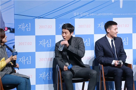 导演金泰允、郑宇、姜河那、金海淑等出席电影《再审》制作报告会