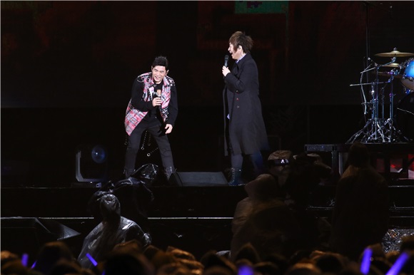 五月天演唱会最终唱 周董雨中登台合唱
