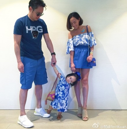 关颖与女儿CC秀母女装 辣妈带萌妹出席生日会