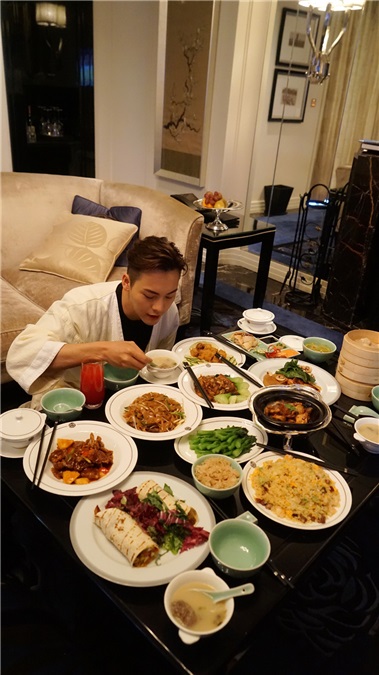 陈伟霆高人气门票被秒杀 大快朵颐享受佳酿美食