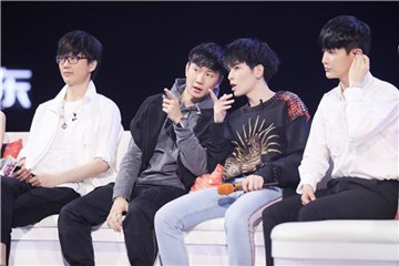 林俊杰与助唱嘉宾萧敬腾