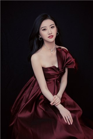 景甜车厘子长裙写真曝光 优雅别致白到反光