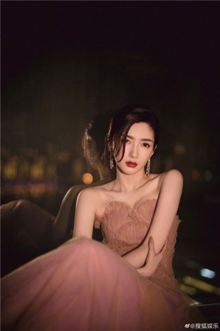 江疏影皮粉色抹胸裙高贵性感  锁骨美得都能跳舞了