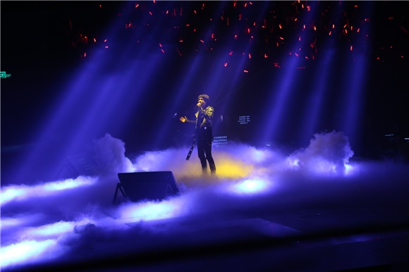 华晨宇「火星」演唱会完美收官 方大同助阵嗨唱深圳湾