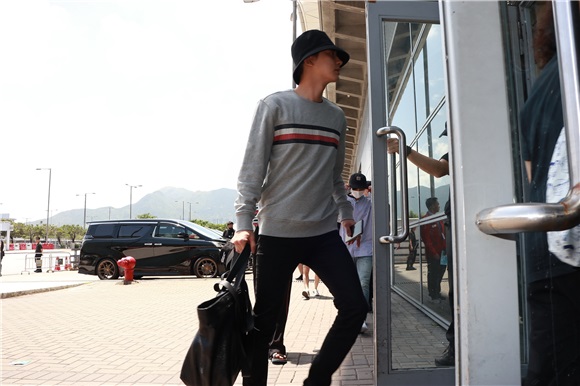 韩团XEO成员离港 粉丝热情道别