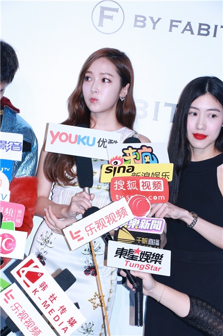 Jessica郑秀妍受邀看秀 裹身连衣裙秀S身材
