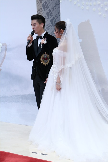 陈妍希穿婚纱与陈晓双双亮相 十指紧扣对视难掩幸福之情