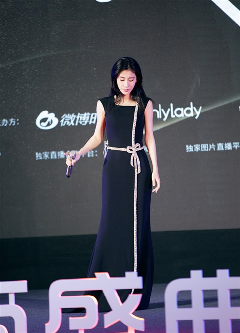 张碧晨黑色长裙闪耀微博时尚盛典 斩获「年度最具时尚影响力歌手」