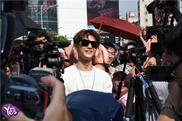 〈Yes台北现场〉曾之乔发行首张EP 王子顶高温隐藏在人群中