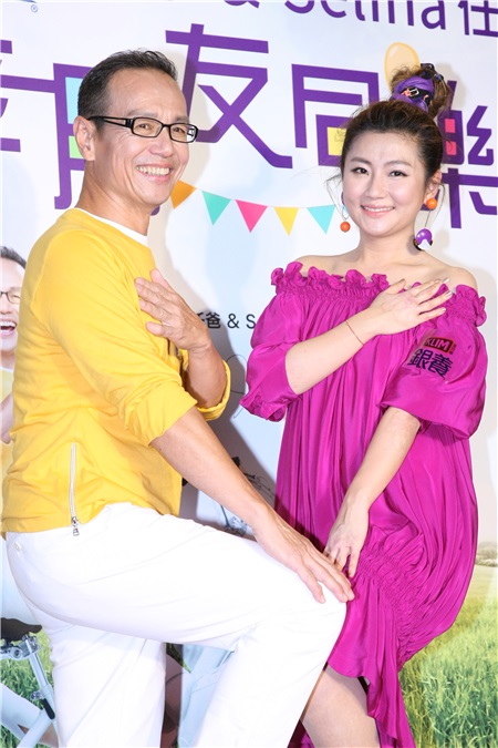Selina与任爸代言金克宁奶粉活动