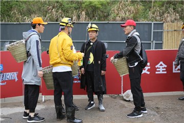 王迅、黄渤和“智囊团”商量对策