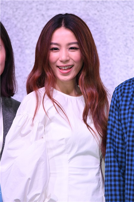 Hebe田馥甄上海出席品牌代言活动 白色两件式裤装献唱干练飘逸