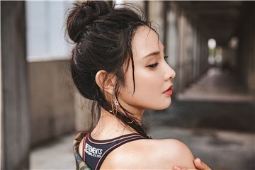 彭小苒迷彩写真公开，金色发坠时尚吸睛，上演慵懒“歪头杀”