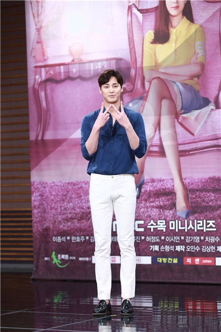 李钟硕、韩孝珠等主演出席活动《W》的新闻发布会