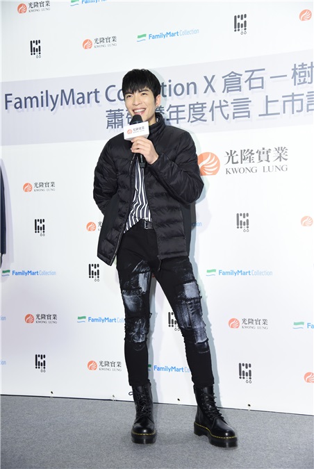萧敬腾出席羽绒衣代言发布会