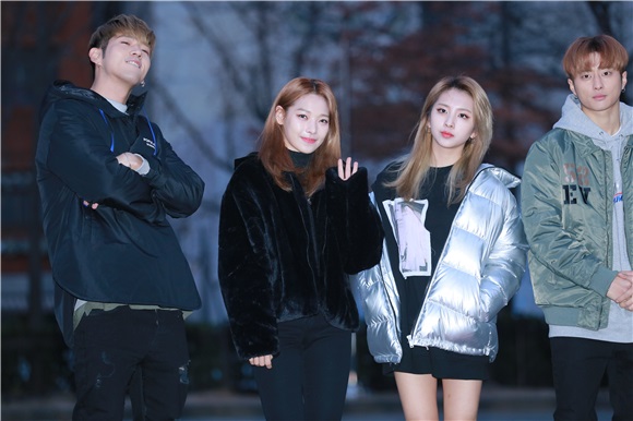 DAY6、KARD、VICTION等参加韩国Music Bank上班路