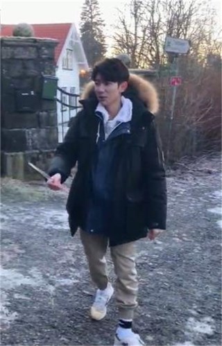 王源玩冰柱秒变中二少年 张口吃冰块尽显调皮可爱