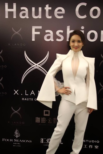 郑逸桐纯白裤装亮相时装周 美背隐现攻气十足