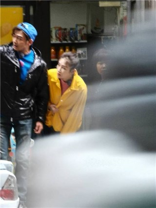 杨烁风波后首和妻子合体 两人雨中挽手共撑一把伞