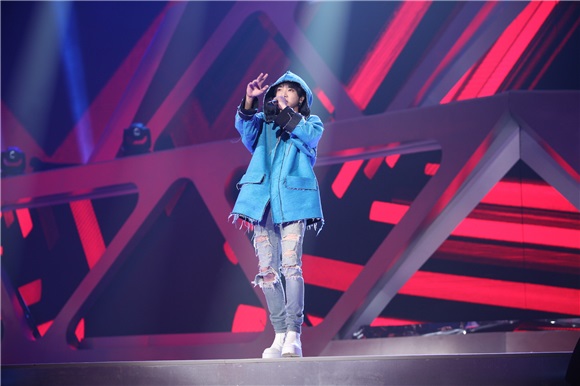 华晨宇颠覆式改编《我的滑板鞋》 炸裂全场2016全新神曲诞生