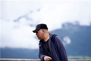 老郭,你的后脖颈子肉