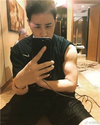 潘玮柏秀肌肉自豪还没练 粉丝赞：深藏不露