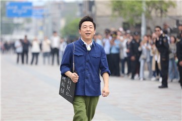 黄渤意气风发走在找工作的路上