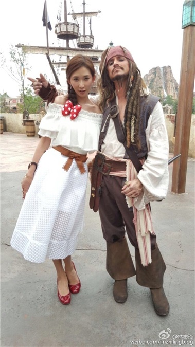 上海迪士尼16日开园盛典，前一晚大明星没走红毯但仍有乐子