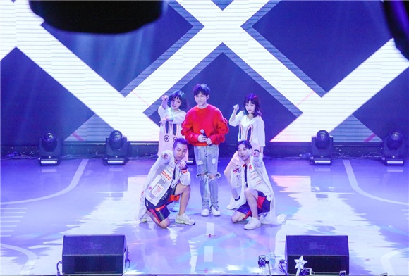 武艺演唱会恶搞《PPAP》 场面火爆多数歌迷没抢到票