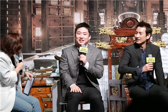 电影《陛下的事件手册》举行制作发布会 演员李善均、安宰弘等到场出席