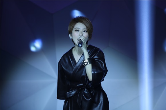 新加坡天后蔡淳佳办新歌首唱会 独立作曲《自画像》探索内心世界