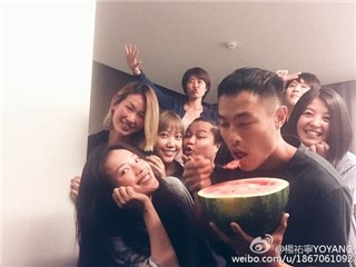 林心如舒淇为好友杨佑宁庆生 舒淇送大西瓜当蛋糕