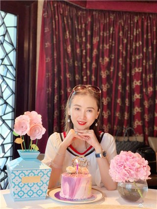 不老女神！51岁的翁虹晒生日晒照：我还是元气满满正能量的青春美少女