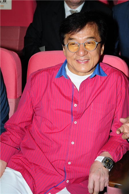 成龙助阵洪金宝工作室开幕两王相会 彭于晏为义父站台活泼耍宝秒变「迷弟」