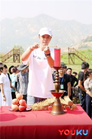 (罗志祥参加《小手牵小狗》开机仪式)