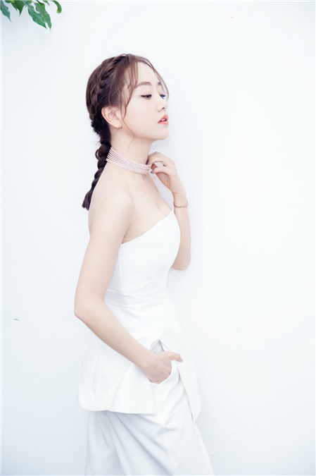 杨蓉亮相《美人为馅3》发布会 性冷淡白色套装也可以很时髦