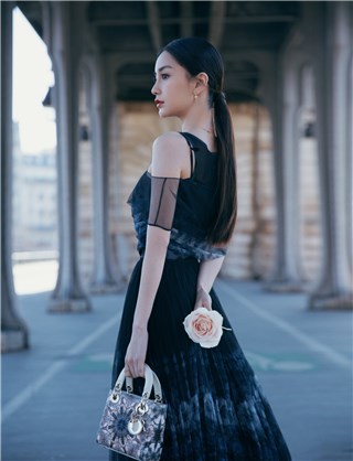 Angelababy浪漫演绎法式优雅 纱裙丰盈飘逸飞舞风中
