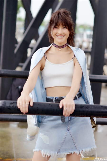 跟着It Girl陈燃学穿搭 下雨天照样美美哒
