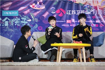 大张伟和妈妈在院子里因“洁癖”斗嘴