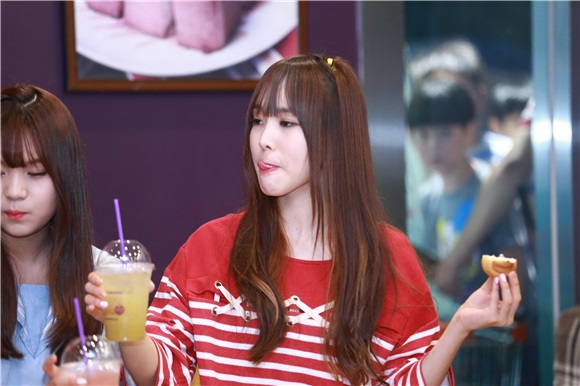 女团GFRIEND出席由台湾MTV综艺节目《我爱偶像》-playJ’s偶像周报